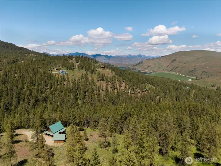 Close to Patterson Lake and Sun Mountain trail system. Close to Patterson Lake and Sun Mountain trail system.