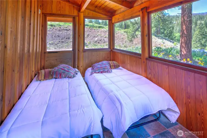 Screened in sleeping porch! Screened in sleeping porch!