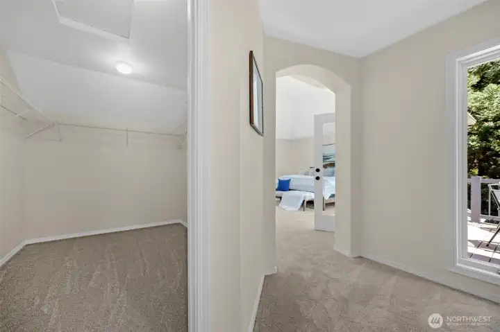 Entry to primary suite. Entry to primary suite.