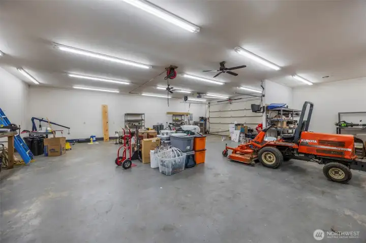 Heated 40' x 40' shop with compressed air setup. Separate electrical power panel. Heated 40' x 40' shop with compressed air setup. Separate electrical power panel.
