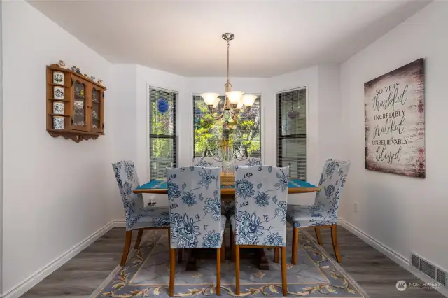 Perfect dining space in the front alcove looking out over your perfect park. This home has it all... on ONE LEVEL !!!