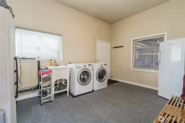 Large utility room between kitchen and garage