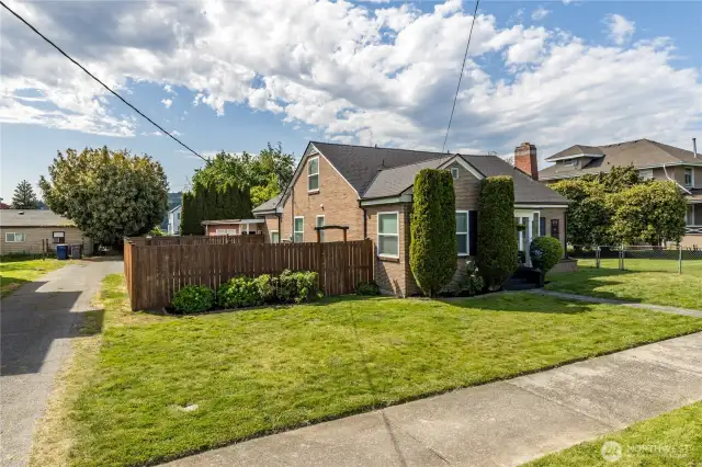 Downtown location with quick access to freways, parks, Auburn transit center, shopping & restaurants