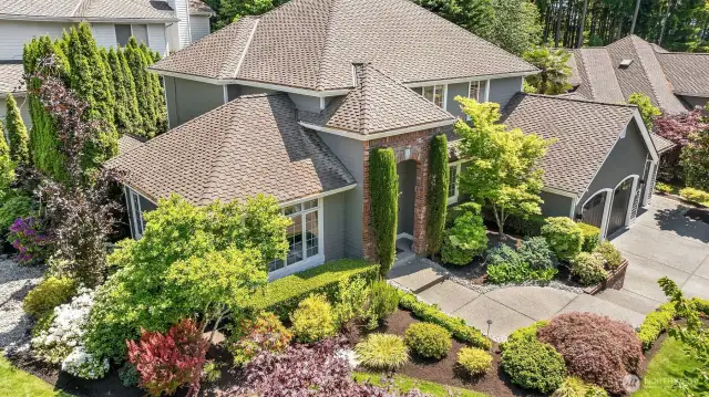 Exquisite foliage throughout yard blooms all year round. Sprinkler system surrounds the yard. You won't find a more conscientious and diligent homeowner. Their attention to detail is unsurpassed.