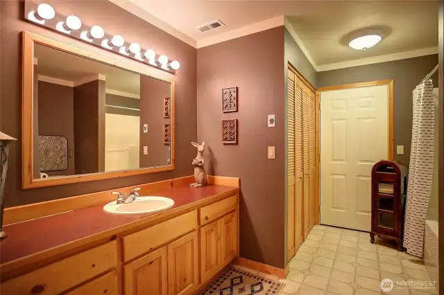 Downstairs full bath with laundry.