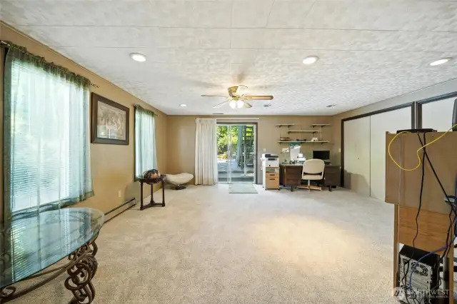 Bonus Room/Office with Glass Slider to Pool.