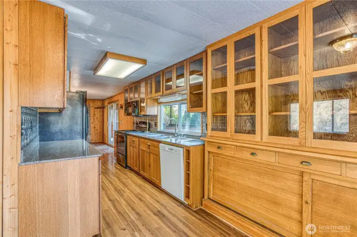 kitchen w oak cabinets