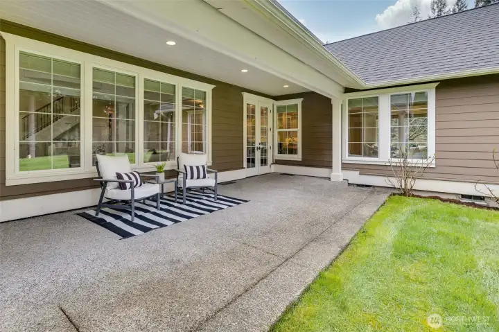 Summer is coming! Imagine eating evening dinners or taking your morning coffee facing the forest.