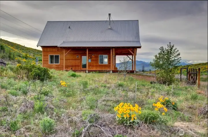 Privacy at the end of the road, yet conveniently located between Twisp and Winthrop.