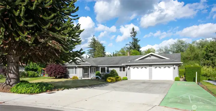Huge driveway with your own shuffleboard court (or RV spot?)