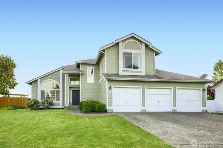 Large home w/rare large 3 car garage + A/C!