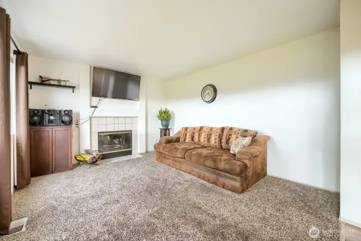 Plenty of room to spread out. TV negotiable.