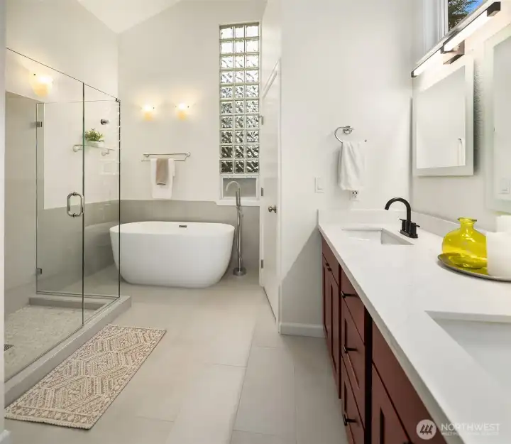 Updated 5 pc primary suite with walk-in closet!