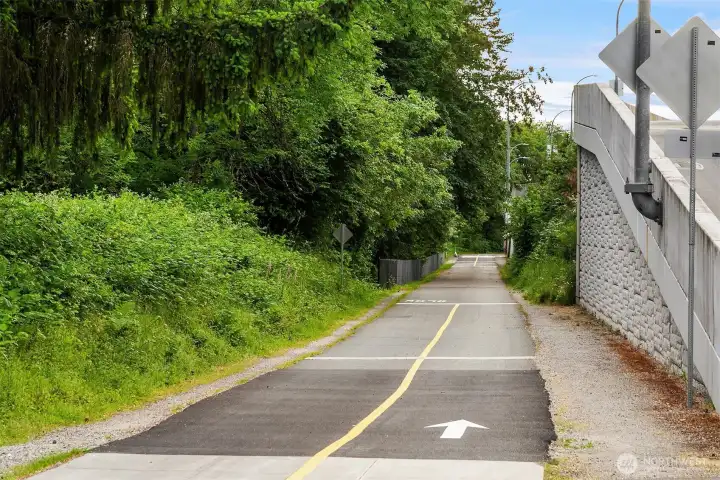 Easy access to Burke Gilman trail. Also easy access to the 405 to all the eastside has to offer as well to DT Seattle!
