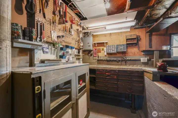 Lower level work bench Lower level work bench