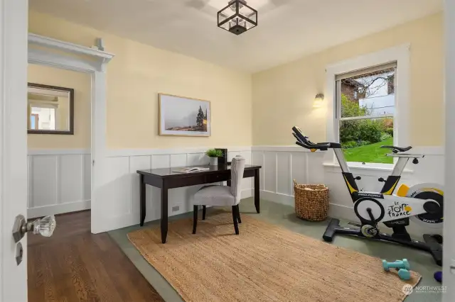 Next to the kitchen, a versatile area for a home office, workout room, or a combo!