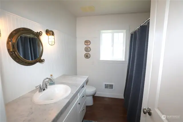 Full Bathroom between Bedrooms.