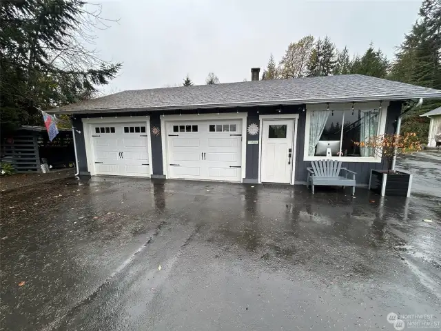 864. sq. ft. Garage + 288 sq ft Studio