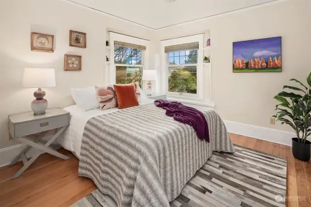 Gorgeous built-ins, newly refinished fir floors, delicious! Partial Olympics view from this room!