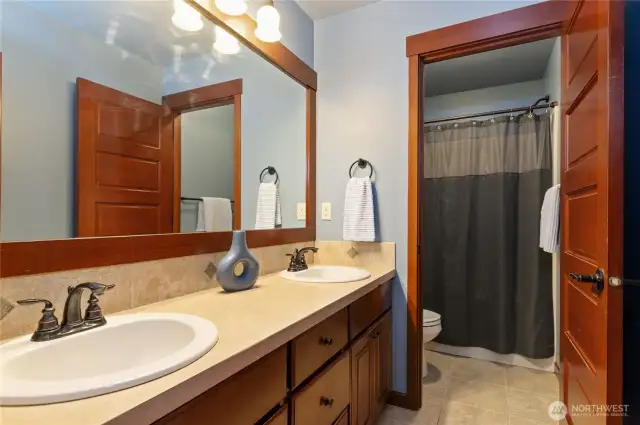 2nd Floor Full Bathroom