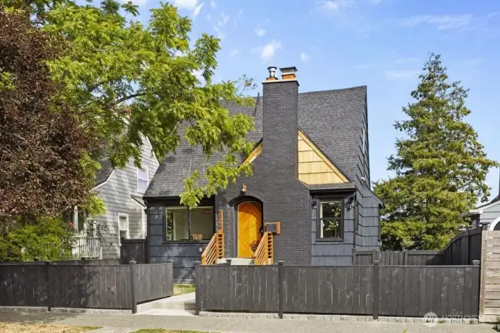 Close to California Ave + the Junction, Lincoln Park, Alki, public transit, Fauntleroy Ferry, and more!