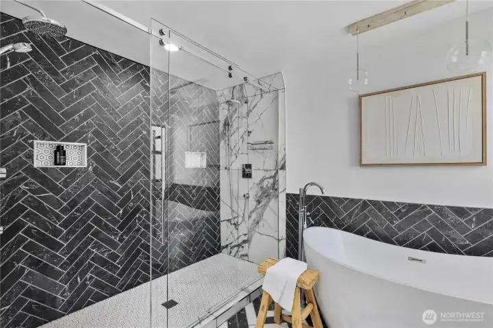 Double rain shower heads + large bathtub