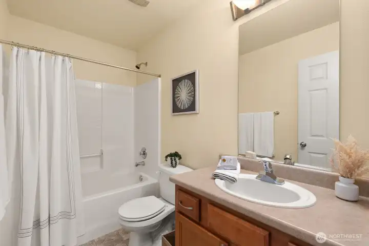 Full Hall bathroom upstairs.