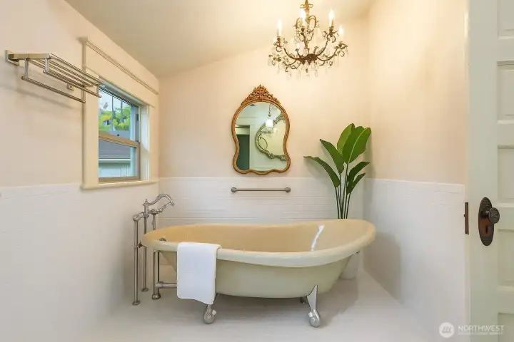 Kohler "Birthday" bath.* Relax in this elegant and beautiful bath tub.- virtually staged