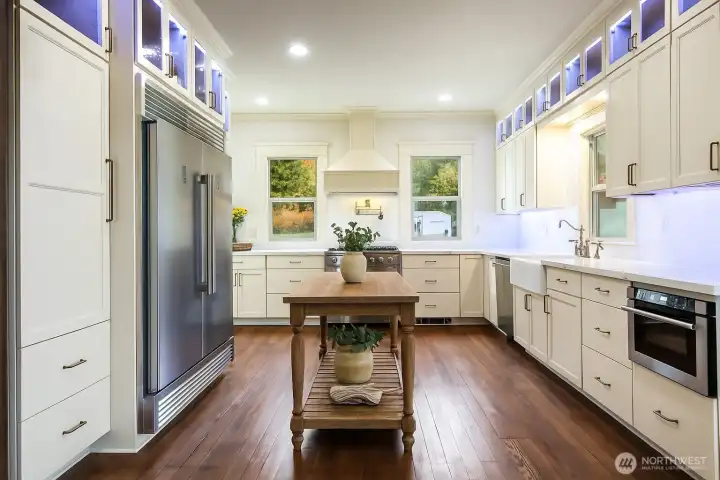 Amazing lay out perfect for cooking and entertaining- virtually staged