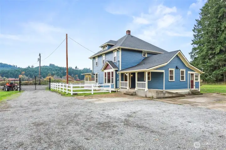 Think of all the friends and family you can entertain, plenty of parking for their vehicles and your horse or utility trailers.