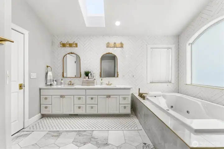 Main bathroom with jacuzzi tub