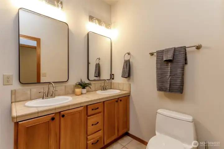 Hallway Full Bathroom w/dual sinks