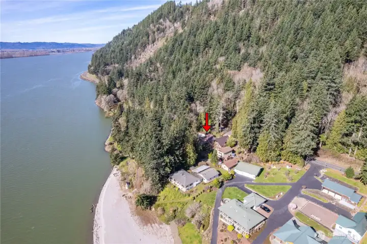 The home is right next to the Beautiful Columbia River...just right for the Summer Breeze!