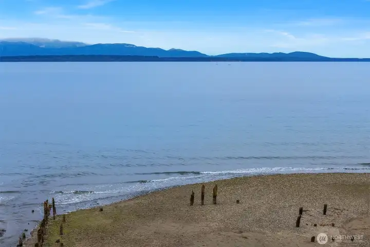 Beautiful Picnic Point waterfront park just 4 minute drive away with views of Puget Sound and the Olympic Mountains beyond.  Perfect for sunset picnics or morning walks.