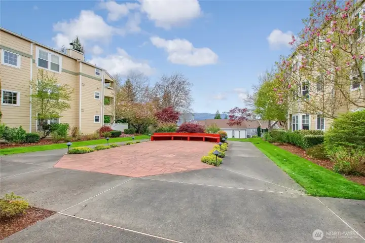 Fabulous courtyard for community activities, pot luck, coffee mornings, wine tasting, sunny day leisure and enjoying the Issaquah Alps.