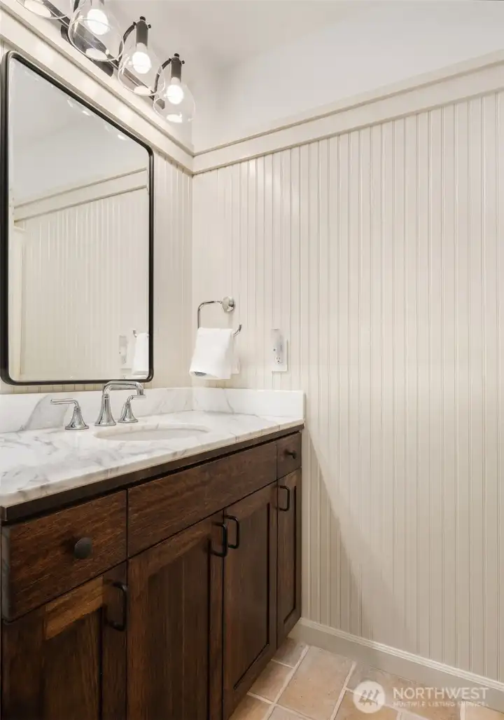 Lower level guest full bathroom
