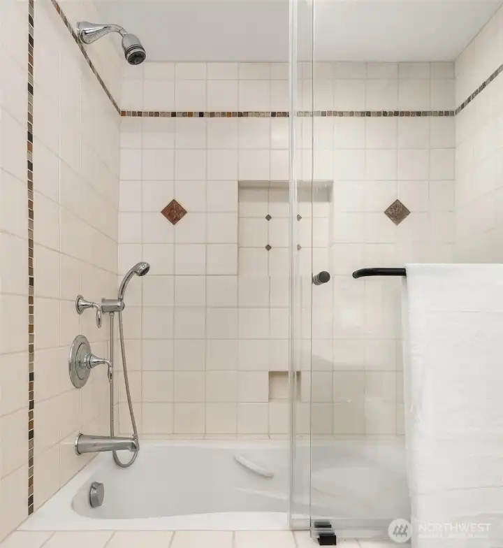 Lower level guest full bathroom