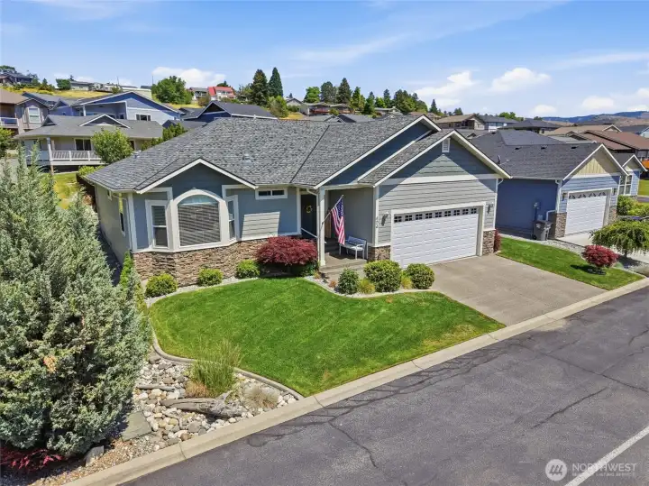 Community amenities include gated entry, pool, park, and maintained grounds.
