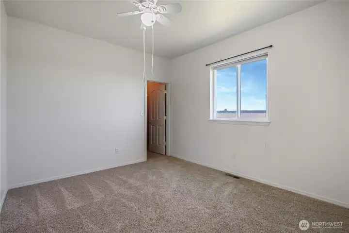 Flexible bedroom suitable for guests or hobbies.