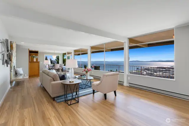 Spacious Penthouse, 3br/2, w/ sweeping and spectacular unobstructed views!