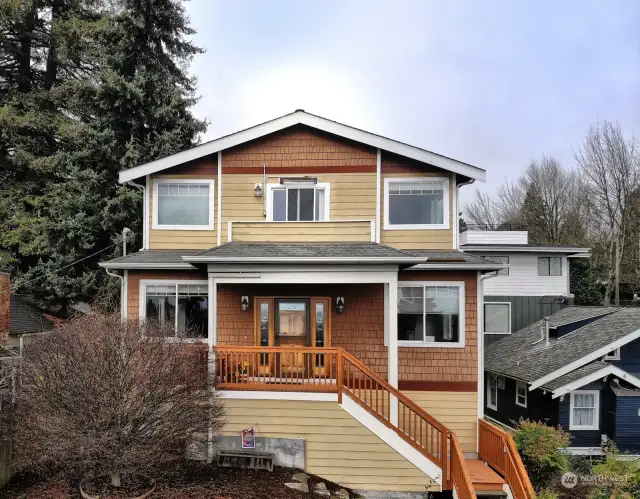 Set above the surrounding houses, there are no neighbors out the windows providing ultimate privacy