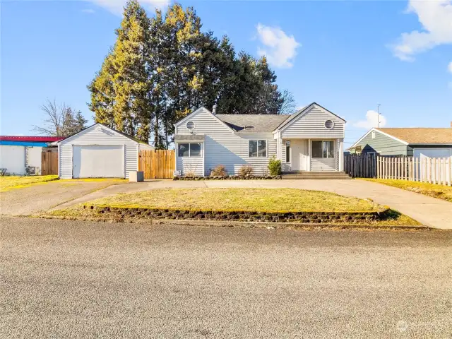 Front of House with full view circular driveway