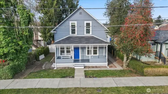 Several neighbors use the sidewalks mostly for there pets. Just a 10 minute walk to downtown.