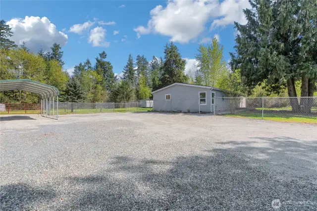 Lot's of parking for cars & RV