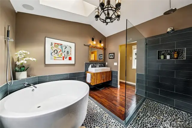 Upper suite bath with soaking tub