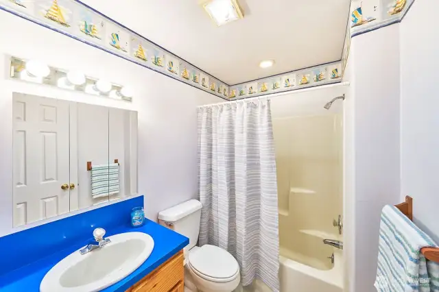 Full bathroom in the middle of the two bedrooms.