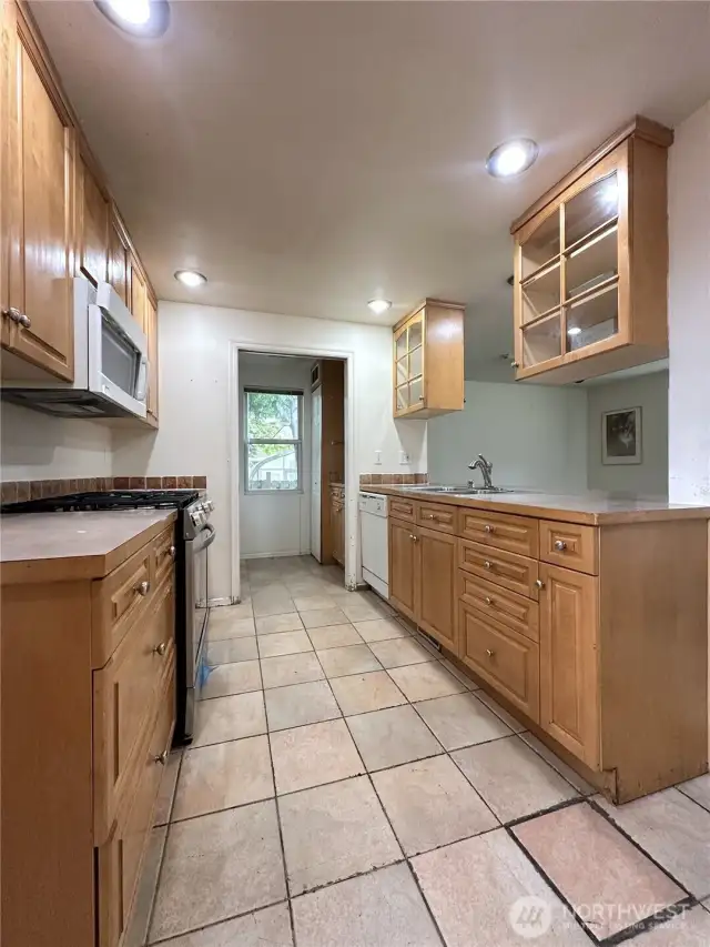 Kitchen w/Laundry
