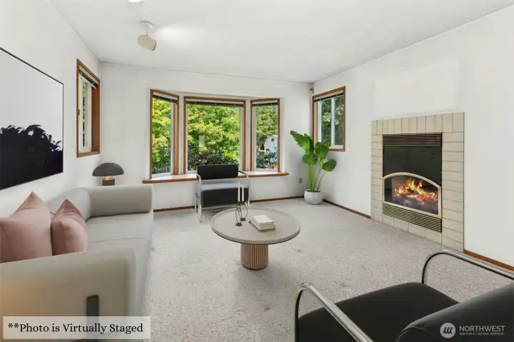 spacious livingroom - bay widow overlooks property