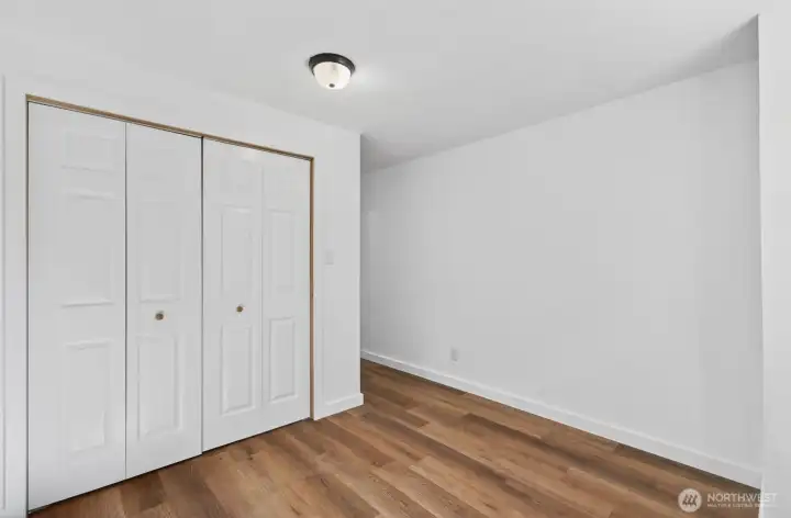 Mudroom with washer dryer hookups