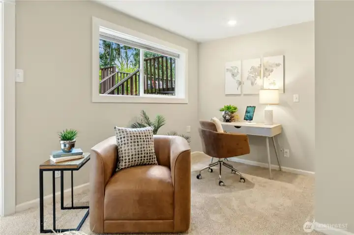 Office nook in 4th bedroom